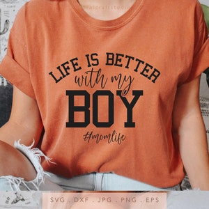 La vita è migliore con il mio ragazzo SVG DTF PNG Jpg Eps, sublimazione della felpa della mamma del ragazzo, mamma del ragazzo Cricut Iron On, file di taglio regalo per la festa della mamma