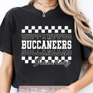 Puede incluir: Camiseta negra con un patrón de cuadros blancos y el texto "Buccaneers" repetido tres veces en un diseño apilado. El texto "Buccaneers" está escrito en una fuente blanca en negrita. El patrón de cuadros se repite en la parte superior e inferior del texto.