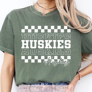 Huskies à carreaux SVG, PNG, dxf, eps, sublimation de chemise de sport Huskies, nom de l'équipe Huskies fichier coupé, Huskies rétro Cricut