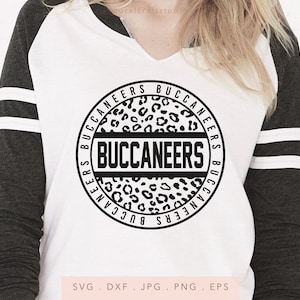 Könnte beinhalten: Ein weiß-schwarzes Grafikdesign mit einem Kreis, auf dessen Umfang der Text "Buccaneers" wiederholt wird. Der Kreis ist mit einem schwarz-weißen Leopardenmuster gefüllt. Der Text "Buccaneers" ist in fetter, schwarzer Schrift in der Mitte des Kreises geschrieben.