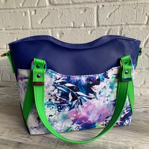 Bolso bandolera con estampado floral en azul y verde y correa cruzada