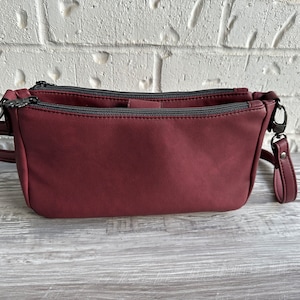 Bolso bandolera con cremallera y bolsillo con diseño floral burdeos y gris hecho a mano