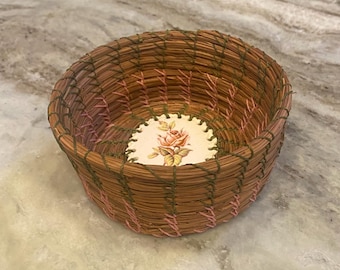 Rosa rosa - Piccolo cestino in aghi di pino a foglia lunga con base in ceramica fatta a mano