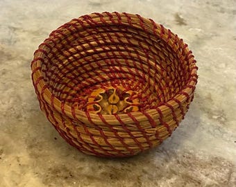 Cesta pequeña de agujas de pino - Base de rodajas de cáscara de nogal negro