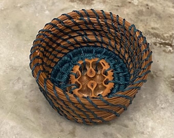 小さな松葉バスケット - ブラックウォルナットシェルスライスベース