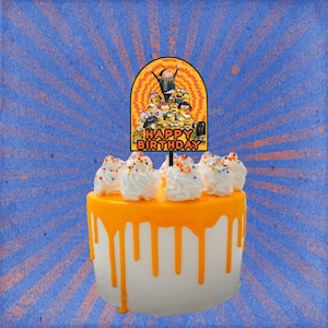 Puede incluir: Un pastel blanco con glaseado amarillo y un adorno de pastel con temática de Minions que dice "Feliz cumpleaños".