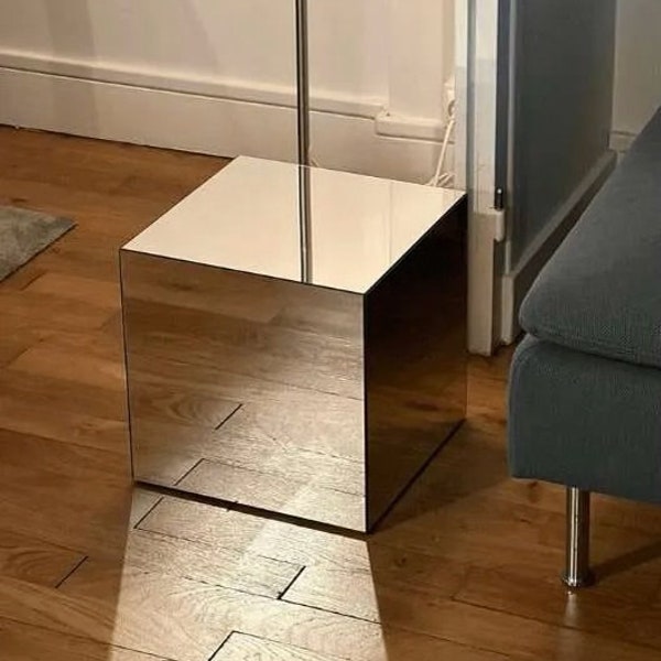 Table cubique en verre miroir