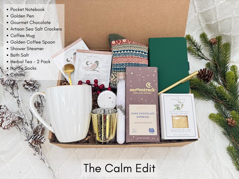 Puede incluir: Una caja de regalo llena de art&iacute;culos de cuidado personal. Incluye una taza de caf&eacute; blanca, chocolate negro, un cuaderno verde, un bol&iacute;grafo dorado, galletas saladas, t&eacute;, sales de ba&ntilde;o, una vela y calcetines estampados. La caja est&aacute; etiquetada como "The Calm Edit".