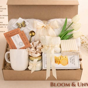 Relaxation Spa Gift Set "Bloom & Unwind" with floral-themed self-care products, bath salts, and a soothing lavender candle.