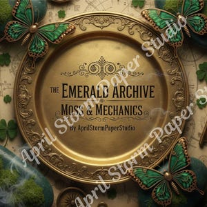 Può includere: Un piatto decorativo dorato con dettagli ornati, con la scritta "THE EMERALD ARCHIVE MOSS & MECHANICS". Farfalle verde smeraldo e pietre ricoperte di muschio circondano il piatto, insieme a chiavi e bussole.