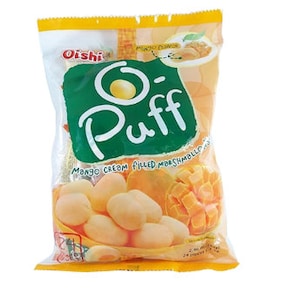 以下が含まれることがあります： Oishi O-Puffの緑と黄色の袋。マンゴー風味のクリーム入りマシュマロの詰め合わせ。袋にはマンゴーの絵と「Mango Cream Filled Marshmallow Puffs」の文字が書かれている。