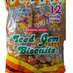 Pode incluir: Um saco com 12 pacotes de "Iced Gem Biscuits" da Khong Guan. O saco é laranja e amarelo com um logotipo verde e branco. Os biscoitos são de várias formas e cores, incluindo borboletas, flores e estrelas.