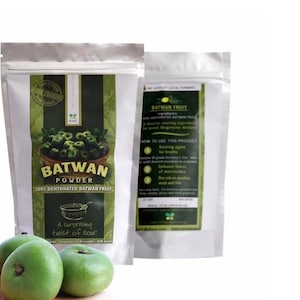 Peut inclure: Un sac de poudre de Batwan, une poudre de fruit de Batwan 100% déshydratée. Le sac est argenté avec une étiquette verte qui dit "Batwan Powder" et "A surprising twist of sour". Il y a trois fruits de Batwan verts devant le sac.