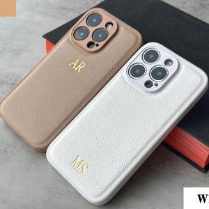 Op maat gemaakt telefoonhoesje met reliëf - gepersonaliseerd leren hoesje voor iPhone 16 15, 14, 13, 12, 11, XR, XS, X 8, 7 Plus, Pro, Max, SE, Mini