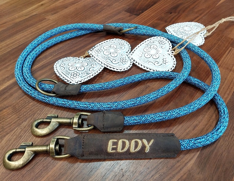 Personalized dog leash or collar Tauleine embroidered Double carabiner Adjustable Individual dog leash Antique brass genuine leather collar Blau meliert