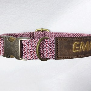 Personalisiertes Halsband Tauhalsband flach bestickt Verstellbar Individuell Altmessing Echtleder dog collar 7 Farben Rosa meliert