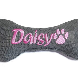 Hundeknochen 26 cm mit Namen bestickt Spielzeug Hundespielzeug personalisiert mit Quietscher oder Rassel Knochen dog toy dog bone Grau ( Polyester )