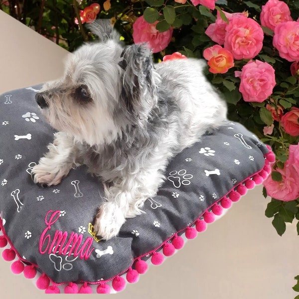 Personalisierte Hundekissen mit Namen bestickt mit Bommel Hundebett Katzenbett Wasserfest  dog pillow