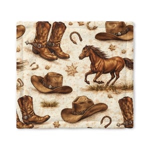 Può includere: Un tessuto beige a fantasia con stivali da cowboy, cappelli, cavalli e ferri di cavallo. Gli stivali sono marroni con cuciture decorative e speroni. I cappelli sono marroni con una fascia decorativa. Un cavallo marrone corre sul tessuto.