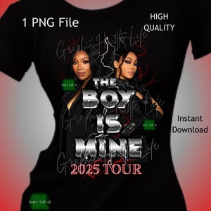 Pode incluir: T-shirt preta com um gráfico de duas mulheres e o texto "THE BOY IS MINE 2025 TOUR." O design também inclui "1 PNG File," "High Quality" e "Instant Download." O endereço do site é visível.