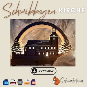 Könnte beinhalten: Eine hölzerne Weihnachts-Silhouette einer Kirche mit einem beleuchteten Fenster, umgeben von Bäumen, in einem braunen Holzbogen. Der Text "Schwippbogen KIRCHE" befindet sich oben im Bild. Der Text "Download" befindet sich auf einem blauen Button. Der Text "Schnucke Linus" befindet sich auf einem roten Fuchs-Logo.