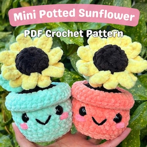 Può includere: Due mini girasoli in vaso all'uncinetto, uno in un vaso turchese e uno in un vaso corallo. Entrambi i vasi hanno un viso felice e sono sormontati da un girasole giallo con un centro nero. Il testo "Mini Potted Sunflower PDF Crochet Pattern" è in cima all'immagine.