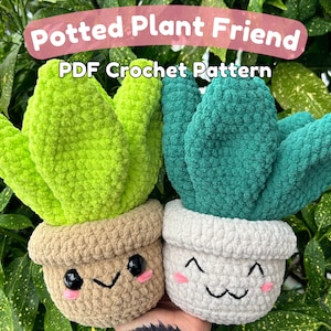 Op de afbeelding: Twee gebreide potplanten met schattige gezichtjes. De planten zijn groen en de potten zijn bruin en grijs. De afbeelding bevat de tekst "Potted Plant Friend PDF Crochet Pattern".