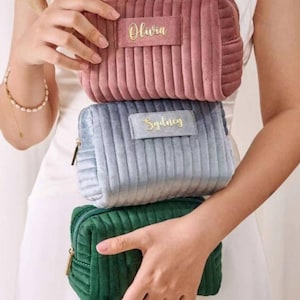 Bolsa de veludo para higiene com etiqueta monogramada