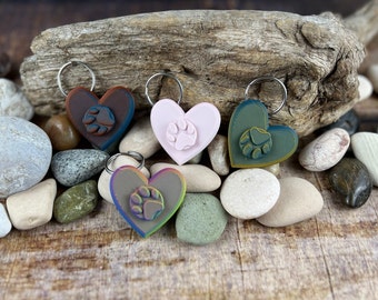 Llavero con forma de pata de perro y corazón: juguete antiestrés impreso en 3D