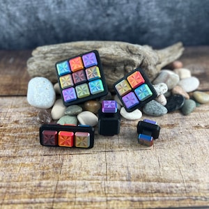 Op de afbeelding: Een set van vijf iriserende toetsen met een stervormig ontwerp. De toetsen zijn gerangschikt in verschillende kleuren, waaronder rood, oranje, geel, groen, blauw, paars en roze. De toetsen zijn gemaakt van een duurzaam materiaal en zijn ontworpen voor gebruik met mechanische toetsenborden.