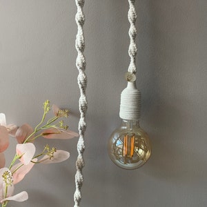 Lamp met lang macramé snoer, Macramé hanglamp, minimalistische witte katoenen lamp, boho hanglamp, draagbare lamp, vanlife