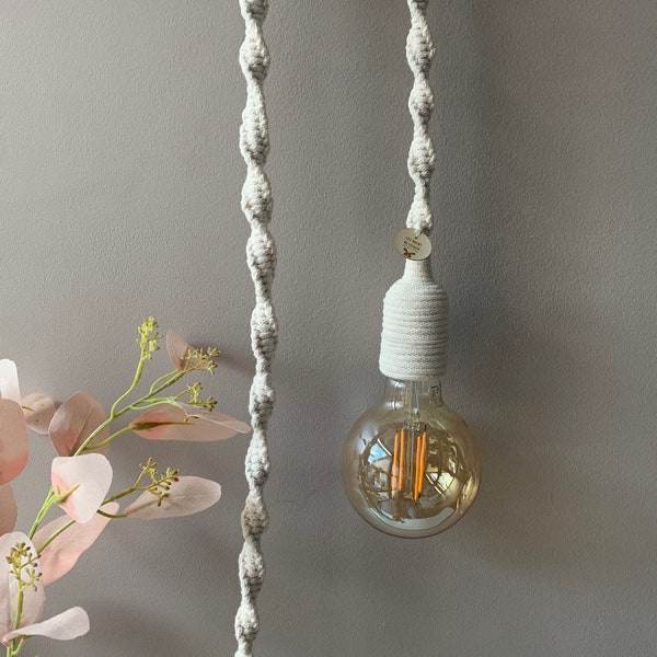 Lampe au long cordon en macramé, Lampe pendante macramé, lampe minimaliste coton blanc, luminaire à suspendre boho, lampe baladeuse, vanlife