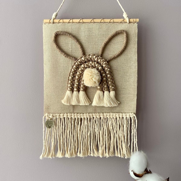 Suspension lapin en macramé sur toile de lin, décor naturel chambre bébé, Pâques, Lapin Boho beige avec pompon, Cadeau bébé éco-responsable