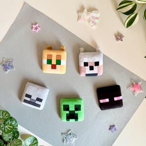Puede incluir: Juego de tres tazas de cer&aacute;mica con un esmalte moteado de color crema. Cada taza presenta un dise&ntilde;o floral pintado a mano en tonos azules, verdes y amarillos. Las tazas tienen una forma simple y redondeada y un asa c&oacute;moda.