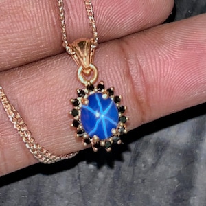 Ovalt stjärnhalsband i blått safir med roséguld och svart onyx, vigselhalsband med stjärnhalsband i blått brudhalsband med solitärhänge, unikt löfte