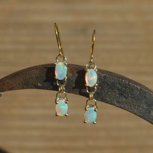 Äthiopische Opalohrringe• Rohe Opalohrringe• Oktober Birthstone Schmuck• 2 Stein-Opalohrringe für Frauen• Zierliche minimalistische Ohrringe Geschenk für sie