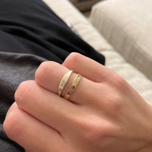 Anillo de letras con iniciales del nombre• Anillo de sello pequeño de oro de 14 k•Anillo personalizado•Anillo de sello•Regalo personalizado•Anillo de letras•Regalo para ella•Dama de honor