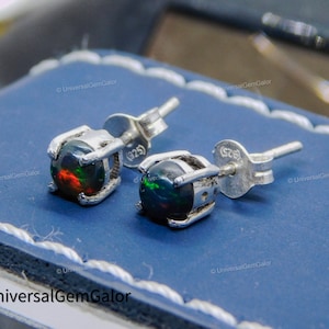 Véritables boucles d'oreilles en opale de feu noire • Clous d'oreilles en opale naturelle • Cadeaux bijoux en argent sterling pour elle • Clous d'oreilles avec pierres précieuses • Pierres précieuses sombres