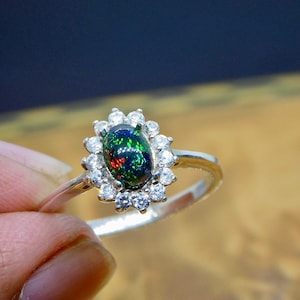 Bague halo d&#39;opale noire d&#39;Éthiopie • Bague de promesse d&#39;anniversaire de mariage en or 14 carats • Bague en opale • Bague en diamants et opale