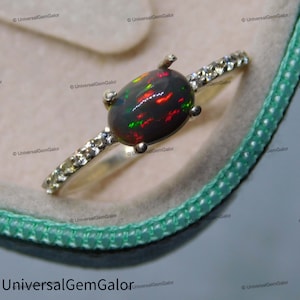 Bague est-ouest, opale noire et moissanite • Bague de fiançailles pour femme en or 14 carats • Bague d&#39;anniversaire unique • Bague opale d&#39;Éthiopie de feu avec diamants moissanite