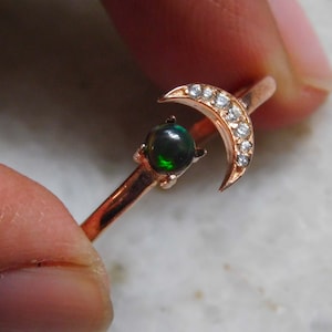 Halbmond Ring•Dark Opal Stapelring•Mondopal Ring•Halbmond Ring mit Stein• Zierlicher Opal Schmuck•Schwarzer Feuer Opal Ring in Roségold