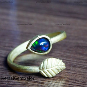 Anello regolabile • Anello con foglia di opale nero naturale • Anello con foglie di opale etiope in oro • Anello aperto • Anello impilabile • delicato anello con opale di Angela Jewel