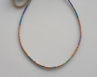 Minimalistische dünne Perlenkette, kleine zarte bunte Perlenkette