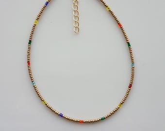 Collar minimalista de cuentas pequeñas, gargantilla dorada delicada, joyería arcoíris de verano