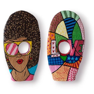 Statua Pop Art "Donna con occhiali da sole e schiena con scritta LOVE" pezzo unico scultura originale dipinta a mano