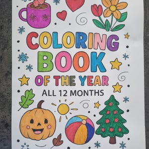 Puede incluir: Portada de libro para colorear colorida con las palabras "COLORING BOOK OF THE YEAR ALL 12 MONTHS". La imagen incluye dibujos de una taza de caf&eacute;, corazones, flores, una calabaza, una pelota de playa y un &aacute;rbol de Navidad.