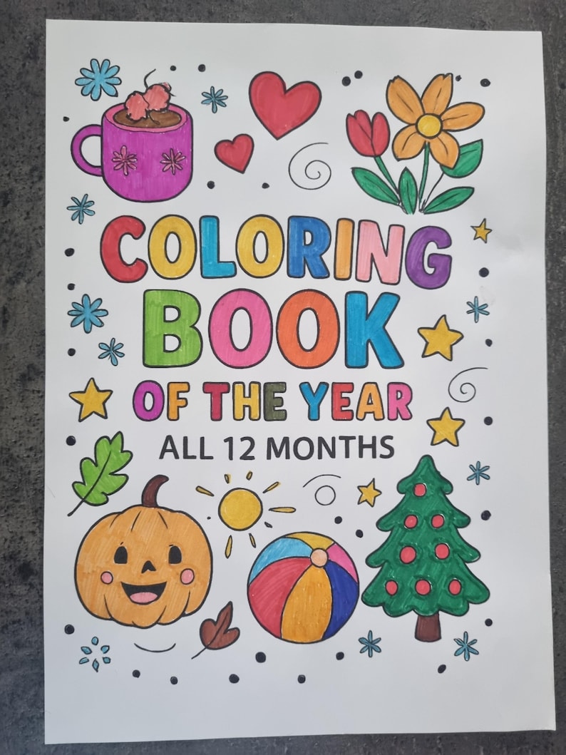 Puede incluir: Portada de libro para colorear colorida con las palabras "COLORING BOOK OF THE YEAR ALL 12 MONTHS". La imagen incluye dibujos de una taza de caf&eacute;, corazones, flores, una calabaza, una pelota de playa y un &aacute;rbol de Navidad.
