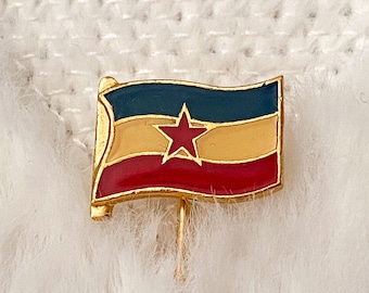 Pin de esmalte de la bandera de Yugoslavia vintage / Bandera yugoslava antigua con pin de solapa de estrella roja de la década de 1950 / Insignia de Yugoslavia vintage / Yugoslavia