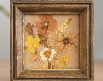 Vintage 1960-tals miniatyr handgjord inramad botanisk konst | Pressad blomväggdekoration | Rustikt herbarium | Retro blommig heminredning, stugkonst