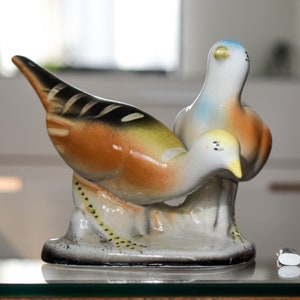 Figurka porcelanowa z ceramiki artystycznej Vintage Fine Art - kolorowe ptaki ze złamanym ogonem | Styl retro z Europy | Figurka porcelanowa z ptakami USZKODZONA